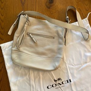 Coach vintage off-white pebbled leather crossbody bag No. JO4S-1428. Tassel.